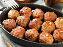 Patinho caro não é problema aqui em casa: compro filé mignon suíno para fazer as melhores almôndegas da vida (são suculentas, saborosas e bem levinhas!)