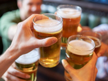 Um nutricionista explicou qual bebida alcoólica causa as piores ressacas e como a cor influencia nisso