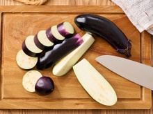 Testei várias formas e finalmente aprendi como tirar o amargo da berinjela com um truque simples