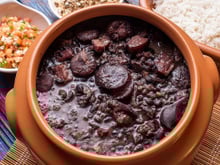 FEIJOADA DE OGUM: o que é, qual feijão usar e como fazer o prato que traz felicidade e une pessoas