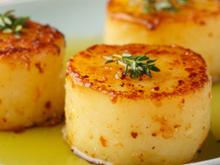 Nem frita, nem assada: esse é o melhor jeito de fazer batata, derrete na boca e fica uma delícia com esse molho cítrico