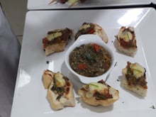Bruschetta com fondue de berinjela com ricota e provolone Président