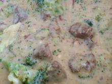 Carne de panela com molho branco e brócolis