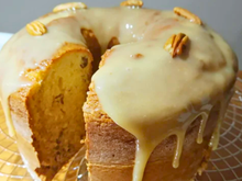 Receita do caderno da vovó: bolo de nozes com calda de leite condensado, perfeito para servir com cafezinho