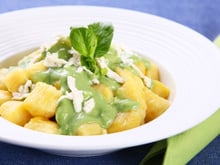 Nhoque de mandioquinha com molho verde