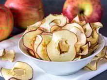 Chips de maçã crocante: opção saudável e prática para o seu lanche no trabalho ou faculdade