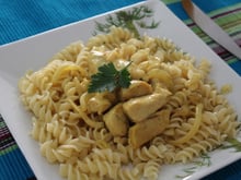 Macarronada ao molho branco com cubos de frango
