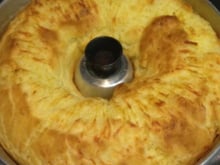 Bolo de pão de queijo de comer rezando para um lanche diferente que agrada todo mundo: aprenda receita fácil