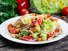 Salada comum com cubos de pão integral