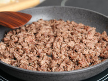 Por que é preciso cozinhar carne moída com bicarbonato de sódio: o que isso significa?