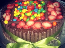 Bolo de chocolate com recheio de morango e palitinhos