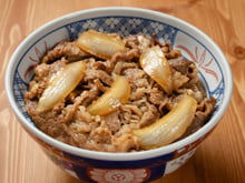 Jogo do Brasil na hora do almoço? Essa receita de picadinho japonês suculento e fácil de fazer vai salvar o seu dia!