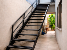 Casa pequena? Um serralheiro de Resende encontrou uma solução inteligente com uma escada retrátil e está chamando atenção pela simplicidade e eficiência