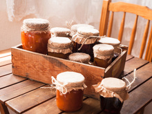 Por que é importante virar os potes de geleia ao prepará-los em casa?