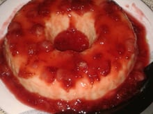 Pudim de chocolate branco com calda de morango