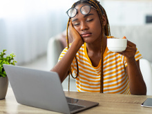 Por que você não deve tomar café puro na ressaca e o que beber no lugar