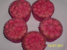 Cupcakes de frutas vermelhas cobertos com chantilly de morango
