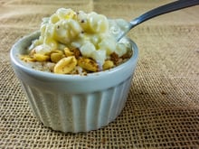 Quem prova, aprova: canjica cremosa com leite em pó é a melhor companhia para espantar o frio com muito sabor