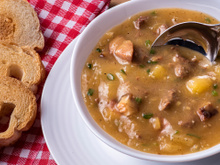 Basta o clima mudar um pouquinho que eu já faço esse caldinho de mandioca delicioso da minha avó: dá vontade de comer a panela toda em uma noite