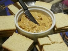 Pasta de queijo minas, tomate seco e manjericão