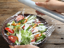 Plástico-filme enrolado ou rasgado? Com esse truque de milhões, os seus problemas vão acabar. Confira!