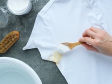 Flávia Ferrari, especialista em dicas domésticas, revela: "A proporção exata de sal e bicarbonato para remover manchas amareladas das roupas brancas."