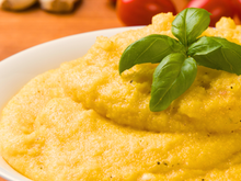 O truque de vó para fazer a polenta mole mais cremosa e saborosa que você já provou
