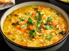 Canja de galinha cremosa com arroz e legumes, simples e reconfortante