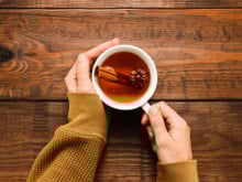 Toda mulher deveria beber chá de canela: benefícios da bebida vão muito além do emagrecimento