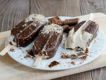 Sorvete de baunilha com casca de chocolate: 4 ingredientes