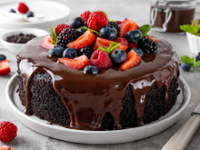 Esse bolo de chocolate bem molhadinho e com cobertura de brigadeiro é a guloseima preferida das festas da minha família; veja como fazer