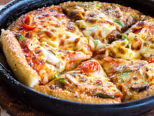 Como fazer uma pizza proteica na frigideira: a receita saudável sem forno para incluir na sua dieta