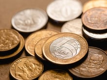 Colocar moedas embaixo do travesseiro: para que serve e quando vale a pena fazer, segundo o Feng Shui