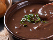 Caldinho de feijão suculento: esse passo no preparo é essencial para um prato digno de chef