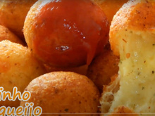 Já pensou em fazer uma bolinha de queijo sem massa? É surreal de gostosa e muito fácil de fazer!