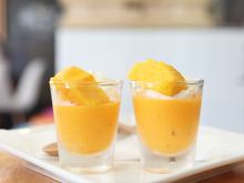 Procurando uma sobremesa saudável e refrescante? Experimente esse flan de manga com coco sensacional!