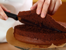 Como cortar bolo ao meio: veja 2 maneiras de rechear