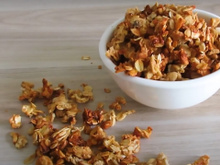 Você só precisa de três ingredientes para preparar a melhor granola para o café da manhã