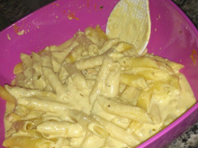 Macarrão, queijos e mostarda