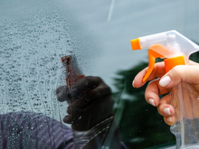 Adeus pano de microfibra: borrife essa mistura caseira e deixe os vidros da janela reluzindo tanto brilho