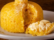 Dê adeus ao pão no café! Veja essa receita de cuscuz de frigideira RECHEADO