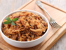 Frango desfiado básico para rechear tortas, tapioca ou sanduíches: como fazer de um jeito fácil na panela de pressão