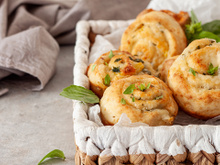 Rolinhos de queijo e alho feitos na air fryer: um lanche delicioso com queijo
