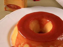 Pudim de feijão branco com calda de goiaba