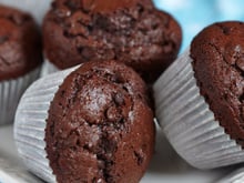 Clássico e econômico: como fazer bolinhos de chocolate caseiros com sabor de padaria