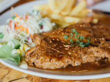 Bifes de porco com molho de cebola e vinho, uma receita campeã nos quesitos sabor, economia e fácil de fazer