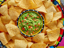 Jogo do Brasil em casa é com receita do TudoGostoso: guacamole com nachos caseiros é o petisco verde e amarelo perfeito para servir durante a Copa