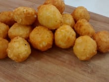 Bolinho de arroz com queijo recheado com requeijão e mussarela