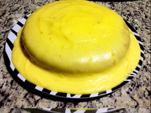 Bolo de laranja com cobertura de laranja