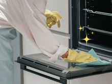 Nem bicarbonato, nem vinagre: substância muito usada na indústria alimentícia é a melhor solução para limpar o interior do forno para ele volte a brilhar